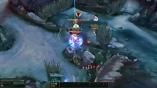 Un blissful es penetrado fuertemente mientras se rie por un robot&comma; un negro enano&comma; una rubia y un ciego&period;