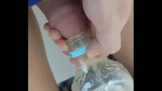 遊園地で膀胱パンパンおしっこお漏らし限界大量放尿　2&sol;2